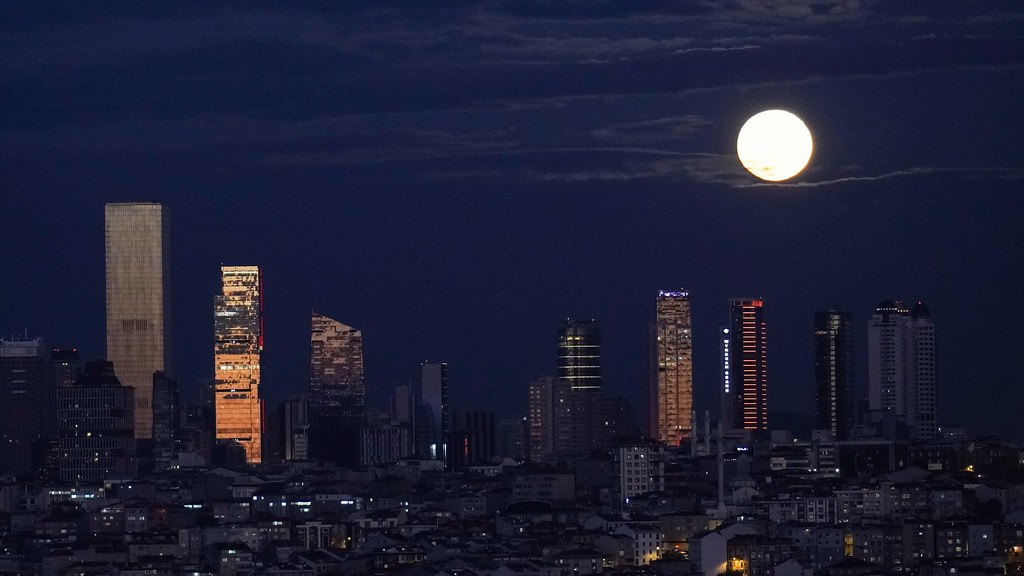 La Luna fotografiada sobre Estambul, Turquía