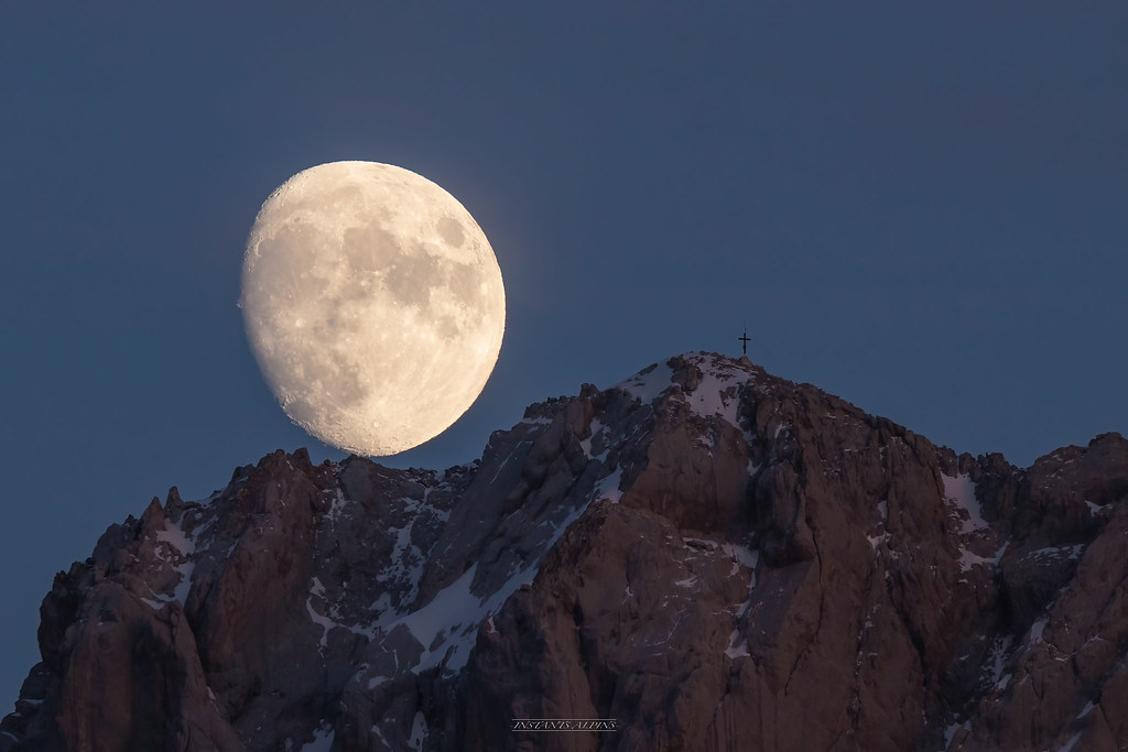 La Luna fotografiada sobre la Punta Percée (Alpes franceses)