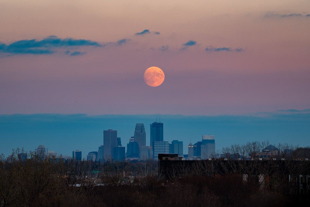La Luna fotografiada sobre Minneapolis, Minnesota