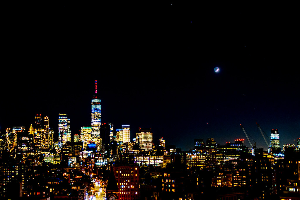 La Luna, Júpiter y Saturno fotografiados sobre la Ciudad de Nueva York