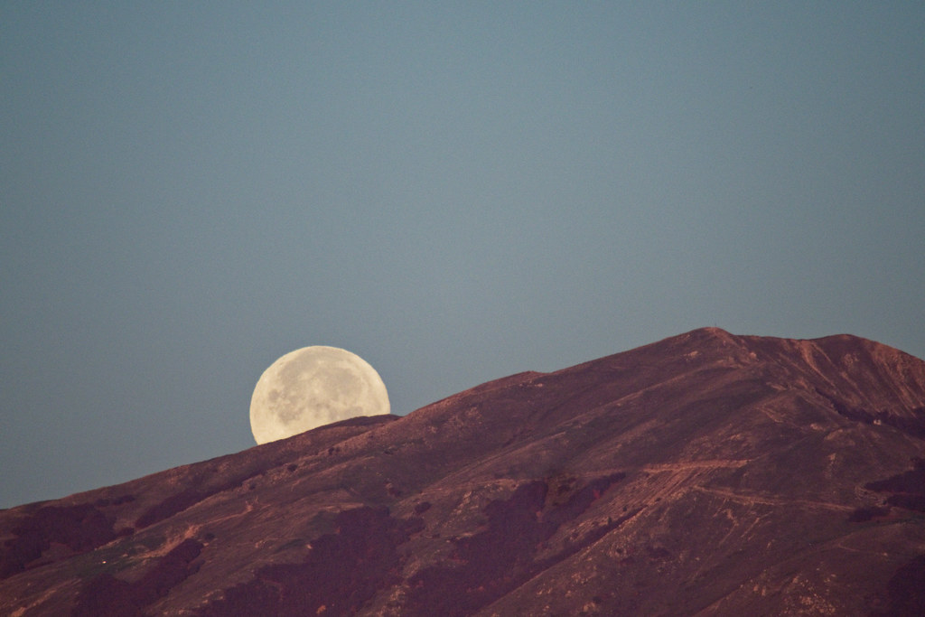 La puesta de la Luna captada desde el Parque Nacional del Gran Sasso, Italia