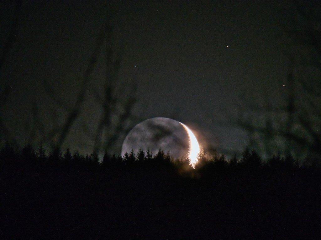 La puesta de la Luna creciente captada desde Minehead, Inglaterra