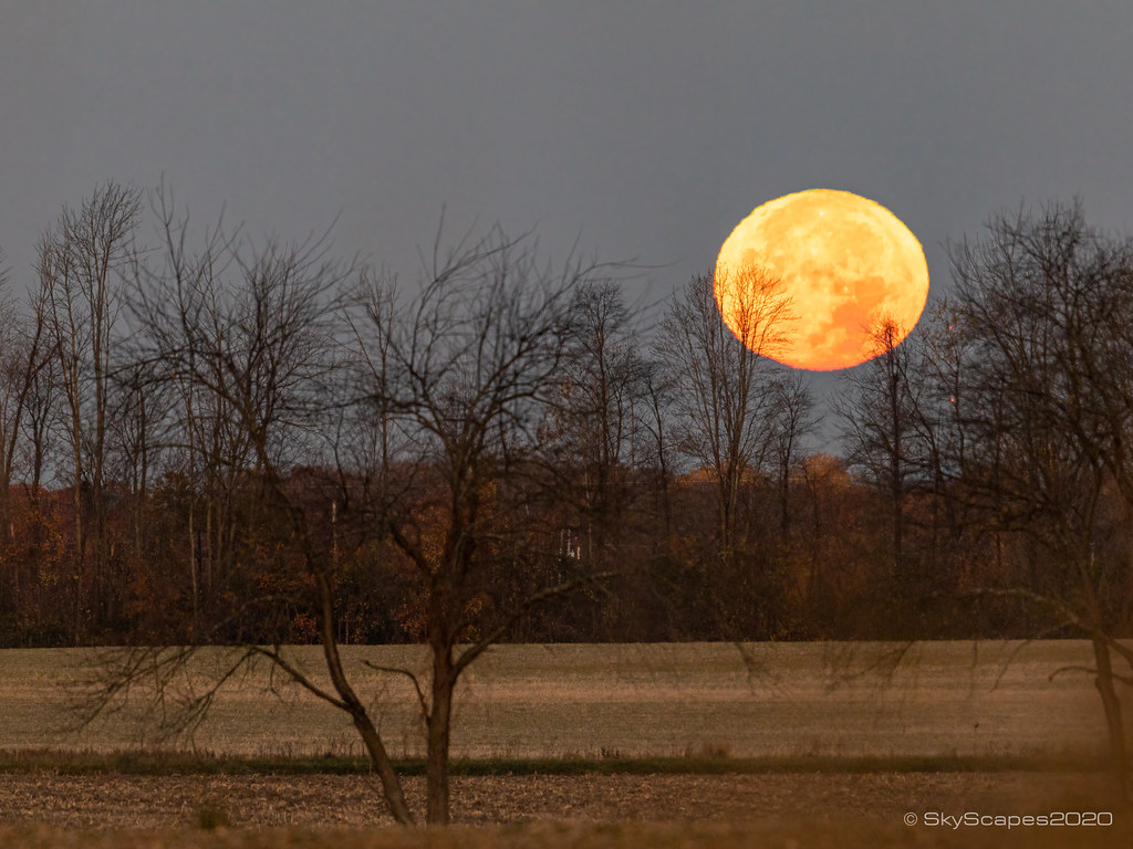 La puesta de la Luna fotografiada desde Míchigan, Estados Unidos