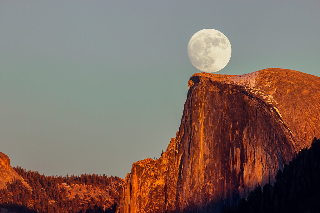 La salida de la Luna captada desde Yosemite en Foresta, California