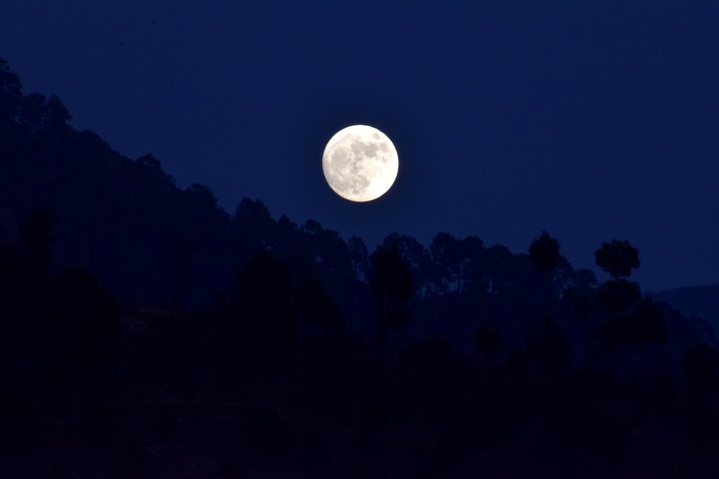La salida de la Luna fotografiada desde el norte de la India