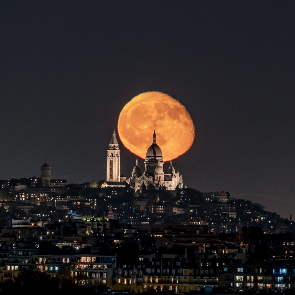 La salida de la Luna fotografiada desde Montmartre, París