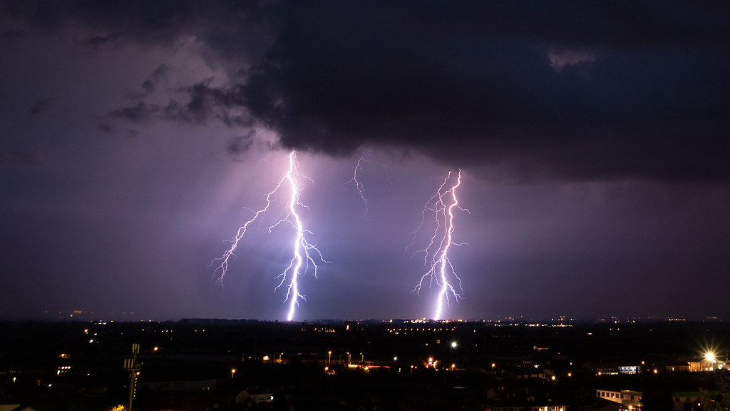 Tormenta eléctrica captada desde la provincia de Cúneo, Italia