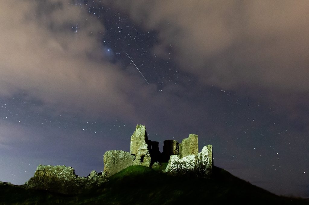 Foto de una gemínida captada sobre el Castillo Duffus (Escocia)