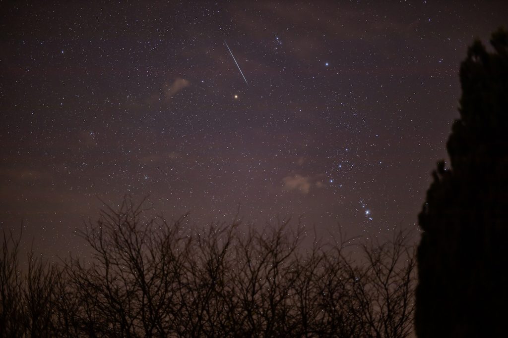 Foto de una gemínida y la estrella Betelgeuse