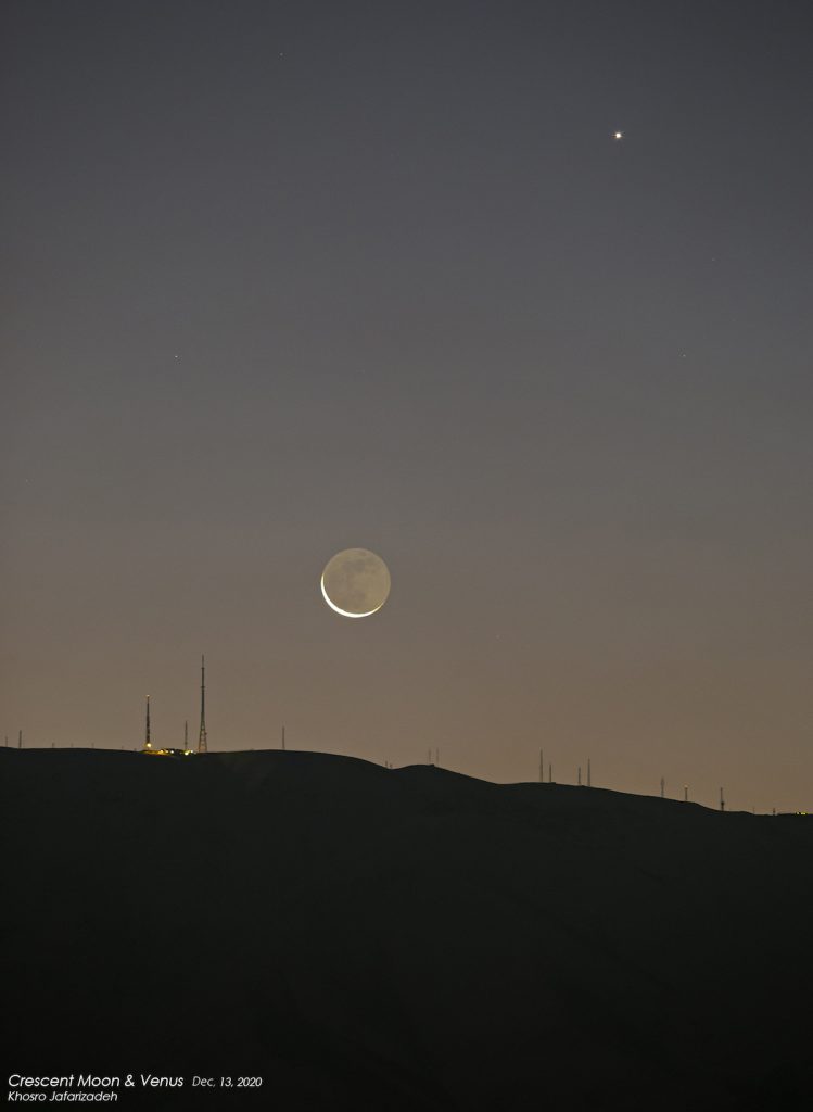 La Luna menguante fotografiada al amanecer en Karaj, Irán