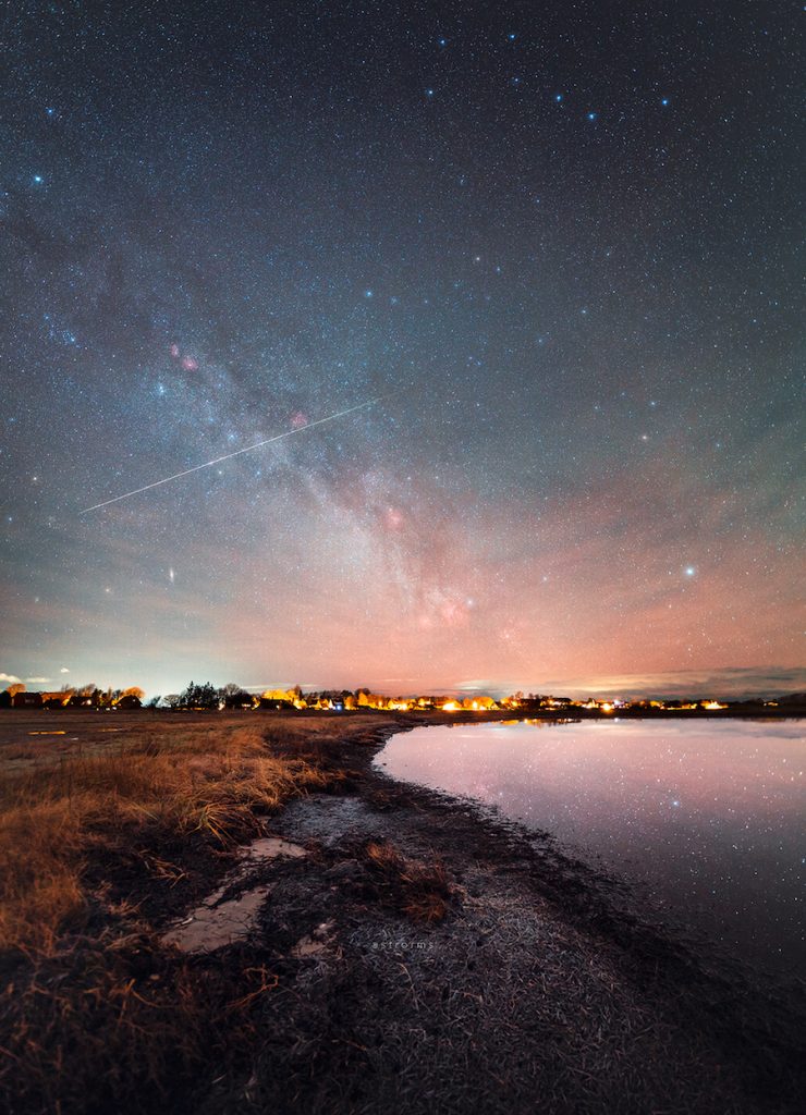 Imagen de un meteoro y la Vía Láctea tomada desde Nykøbing Mors, Dinamarca