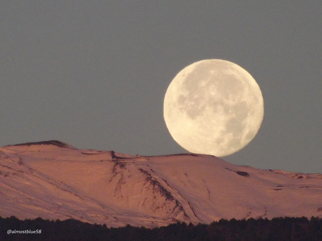 Foto de la Luna y el Monte Etna tomada el 1 de diciembre de 2020