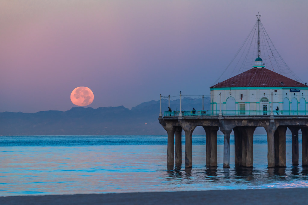Foto de la Luna y el Muelle de Manhattan Beach, Los Ángeles