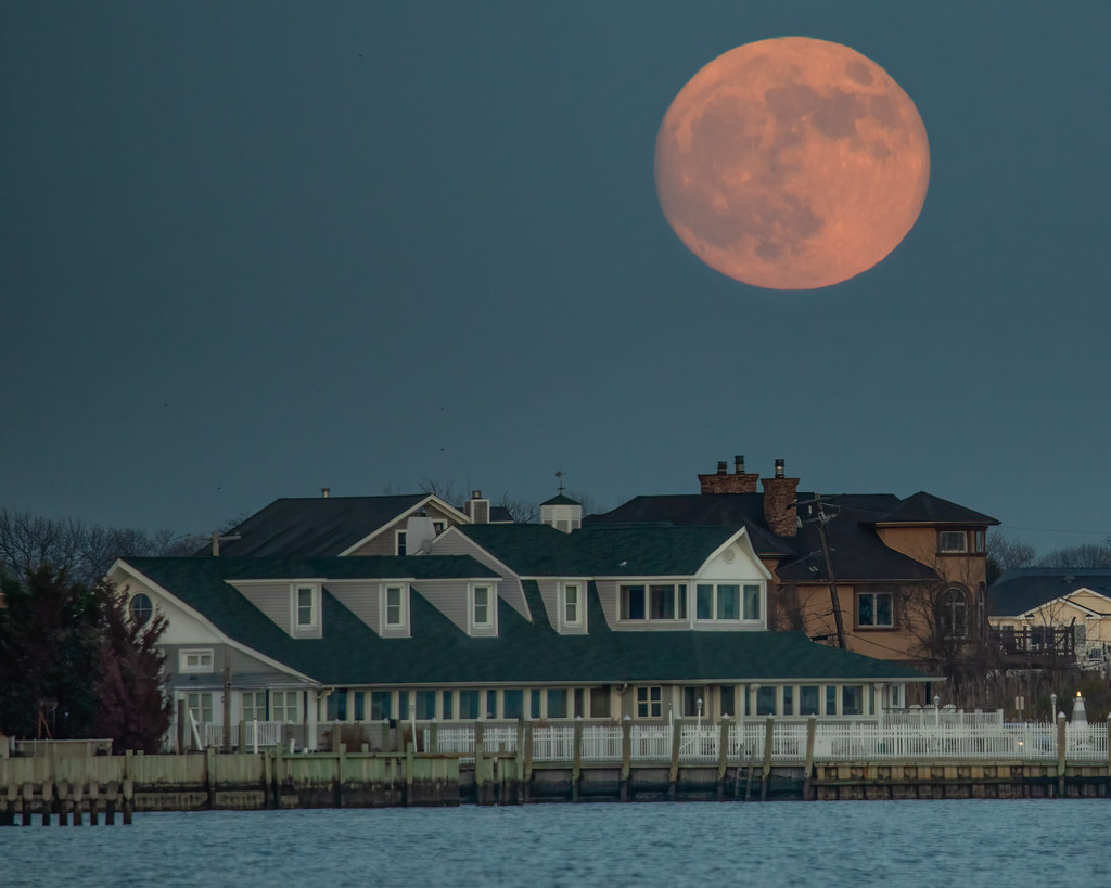 Foto de la salida de la Luna tomada desde Sicilia, Italia