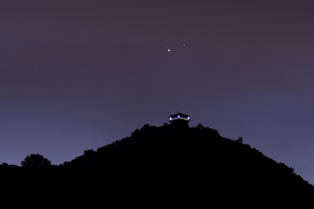 Foto de Saturno y Júpiter tomada desde Larkspur, California