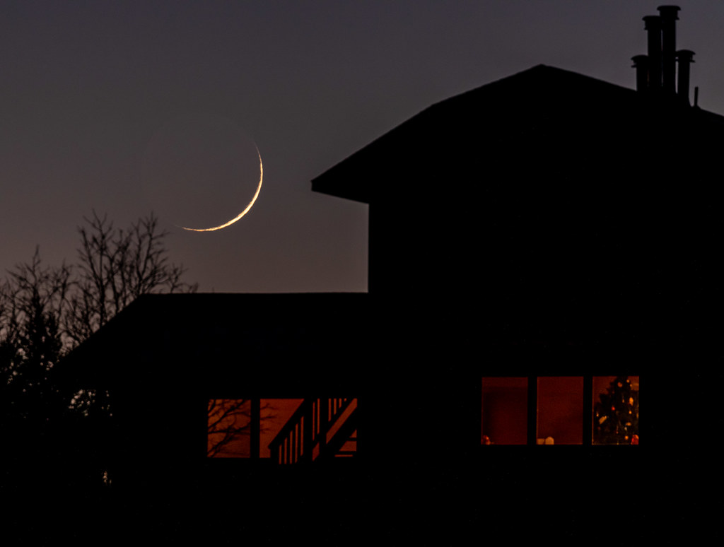 Fotografía de la puesta de la Luna creciente tomada desde Los Álamos, Nuevo México