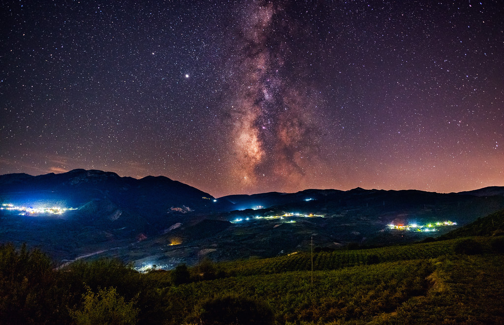 Imagen de Júpiter, Saturno y la Vía Láctea, tomada desde Grecia