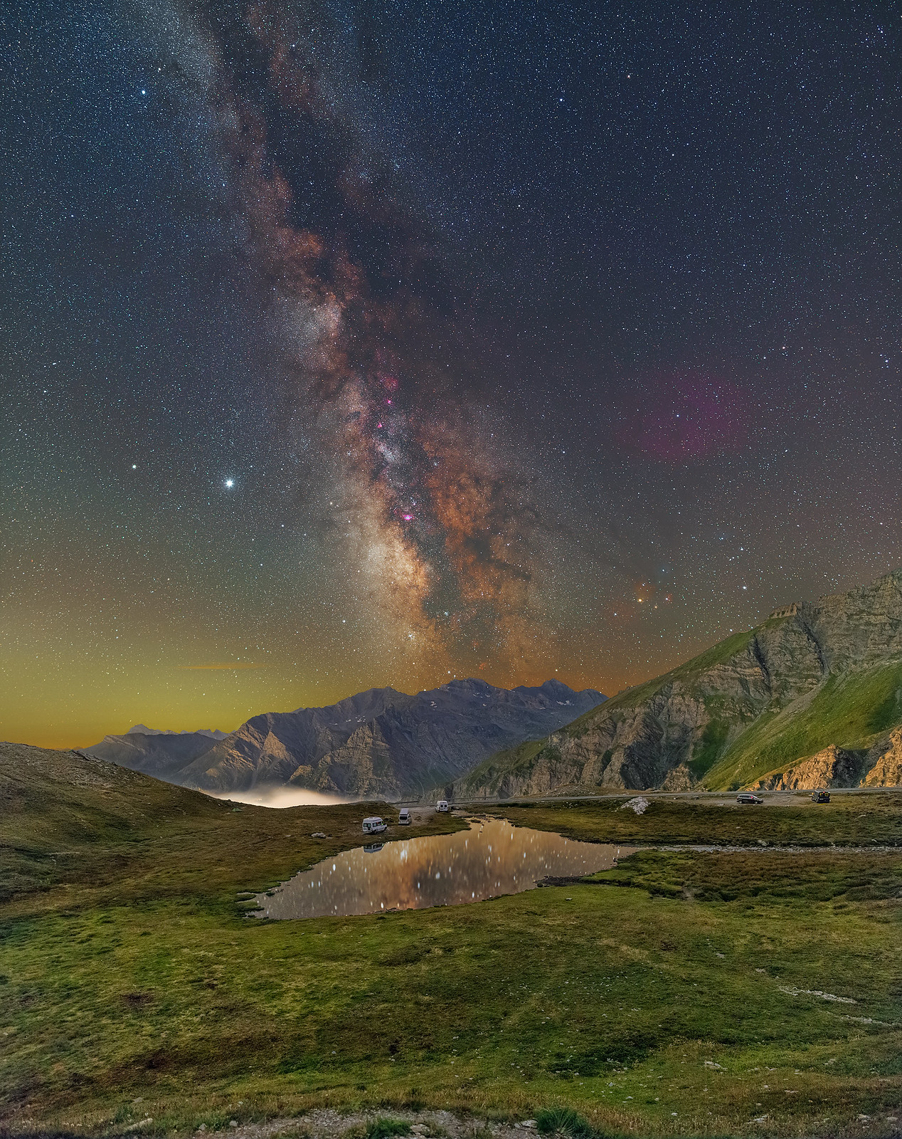 Imagen de la Vía Láctea, Júpiter y Saturno, tomada desde Italia