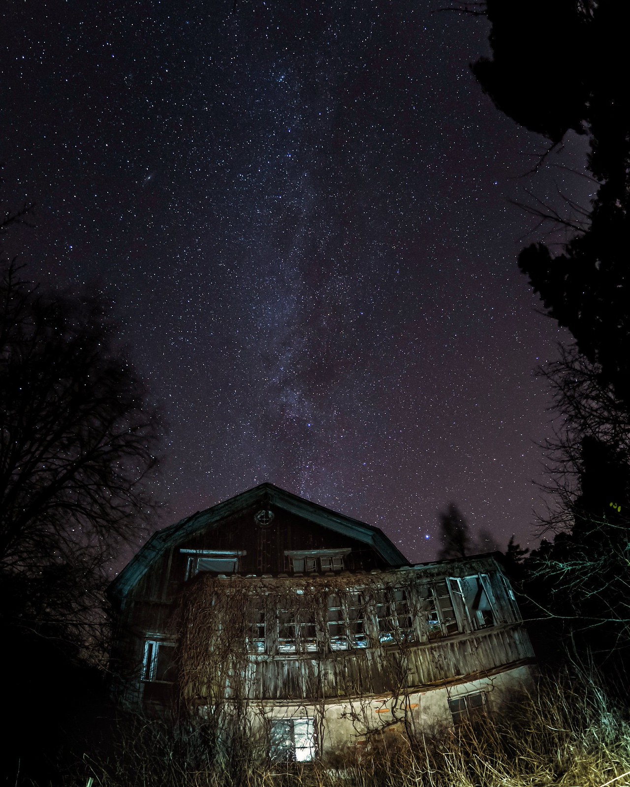 Imagen de la Vía Láctea y una casa abandonada tomada desde Finlandia