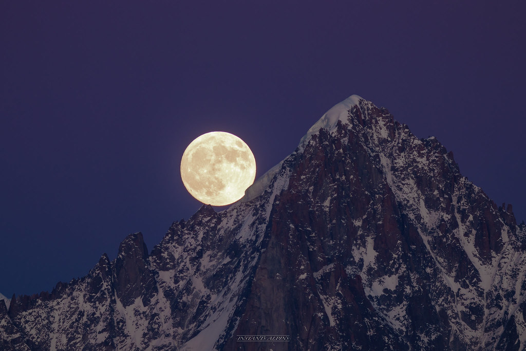 Imagen de la Luna y L’Aiguille Verte (Alpes del Mont Blanc, Francia)