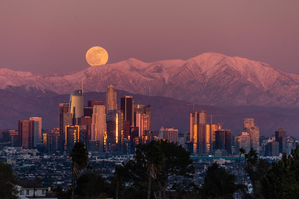 La salida de la Luna fotografiada desde Los Ángeles, California