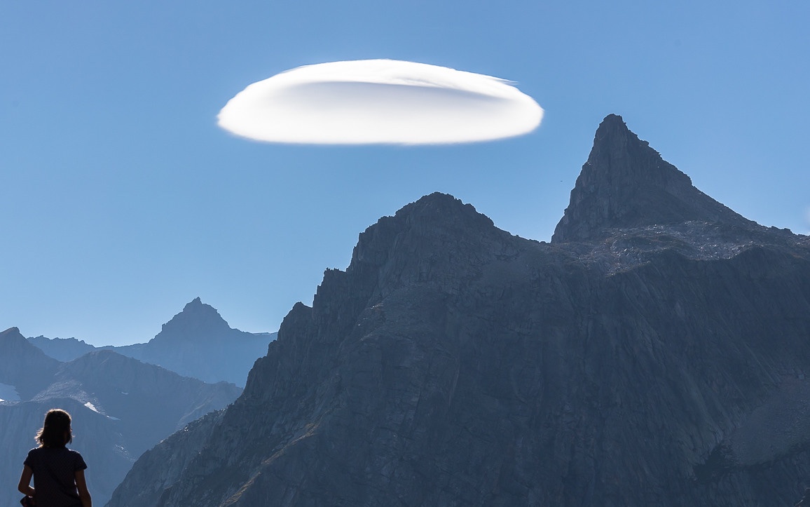 Nube lenticular fotografiada desde el Puerto del Gran San Bernardo, Francia