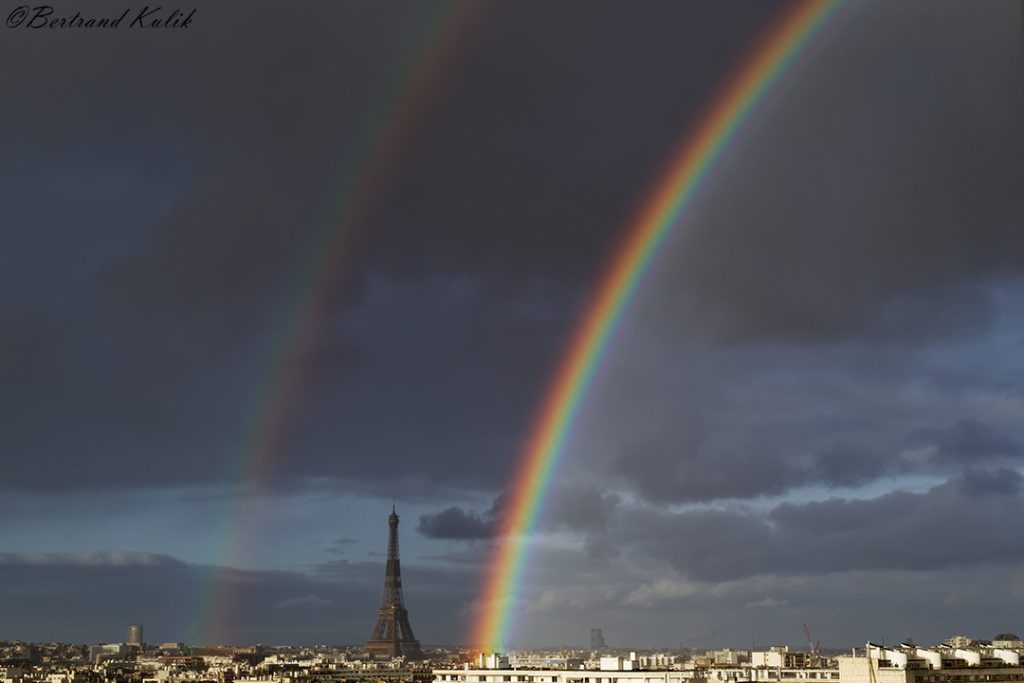 Fotografía de un arcoíris doble y la Torre Eiffel