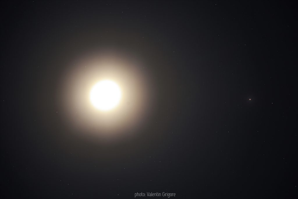 Fotografía de la Luna y Marte tomada desde Târgoviște, Rumanía