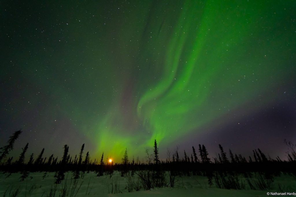 Foto de la Luna y auroras boreales tomada desde Alaska