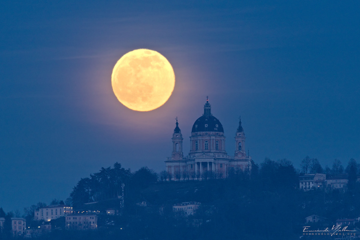 La salida de la Luna captada desde Turín, Italia