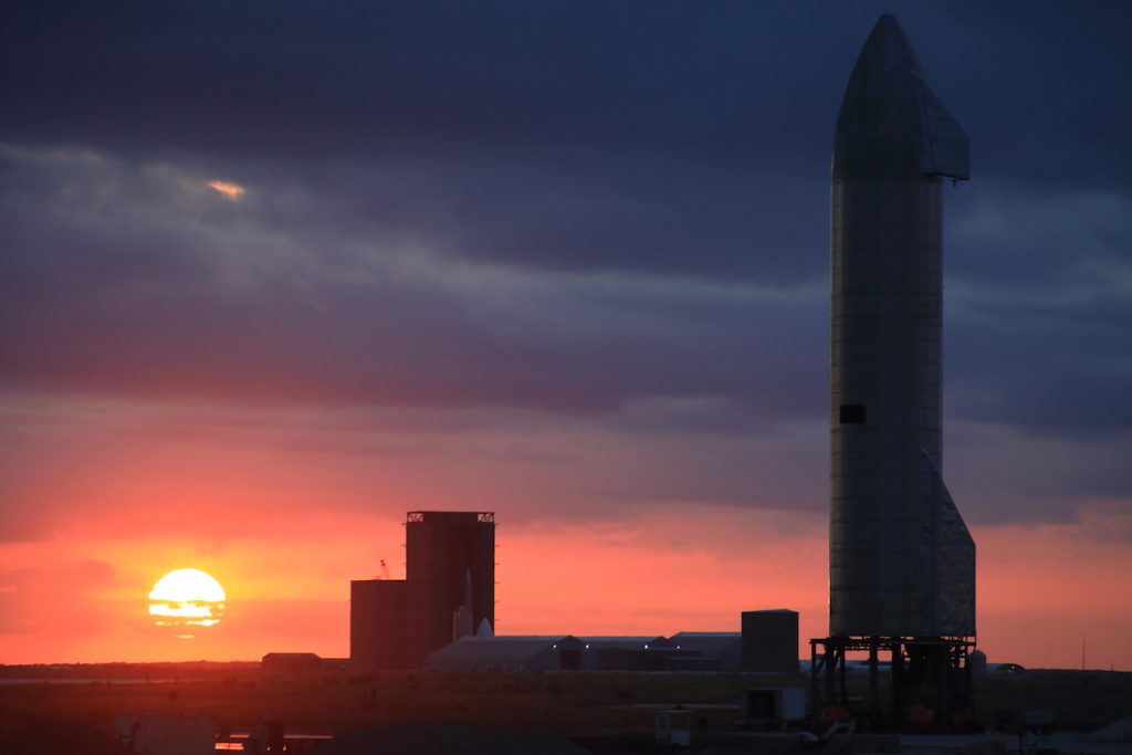 Imagen del cohete Starship de SpaceX captado al atardecer en Texas, Estados Unidos