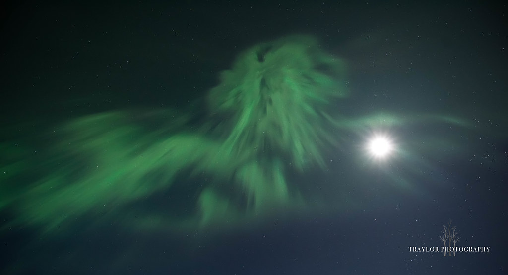 Auroras boreales y la Luna fotografiadas desde Basher, Alaska