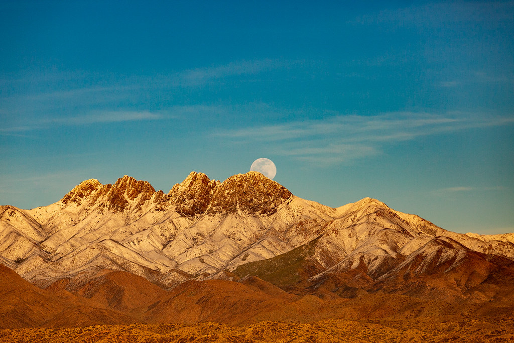 Foto de la Luna captada detrás de la Montaña de Cuatro Picos, Arizona
