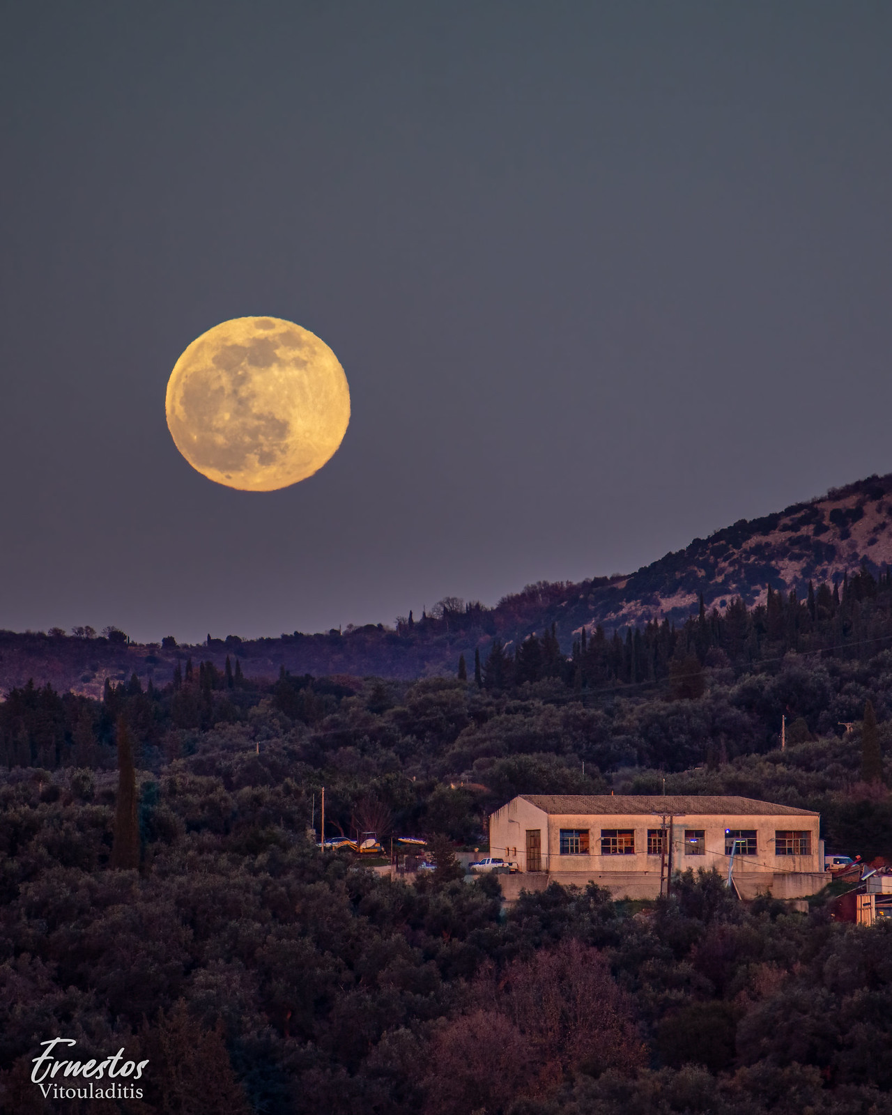 Foto de la Luna llena tomada desde Corfú, Grecia