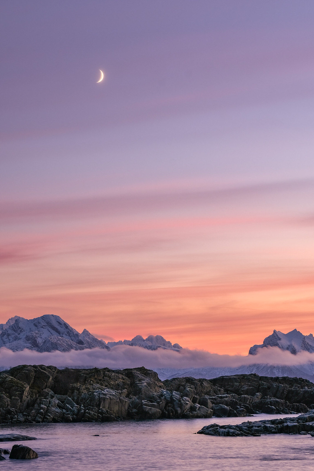 Foto de la Luna tomada al atardecer en Troms, Noruega