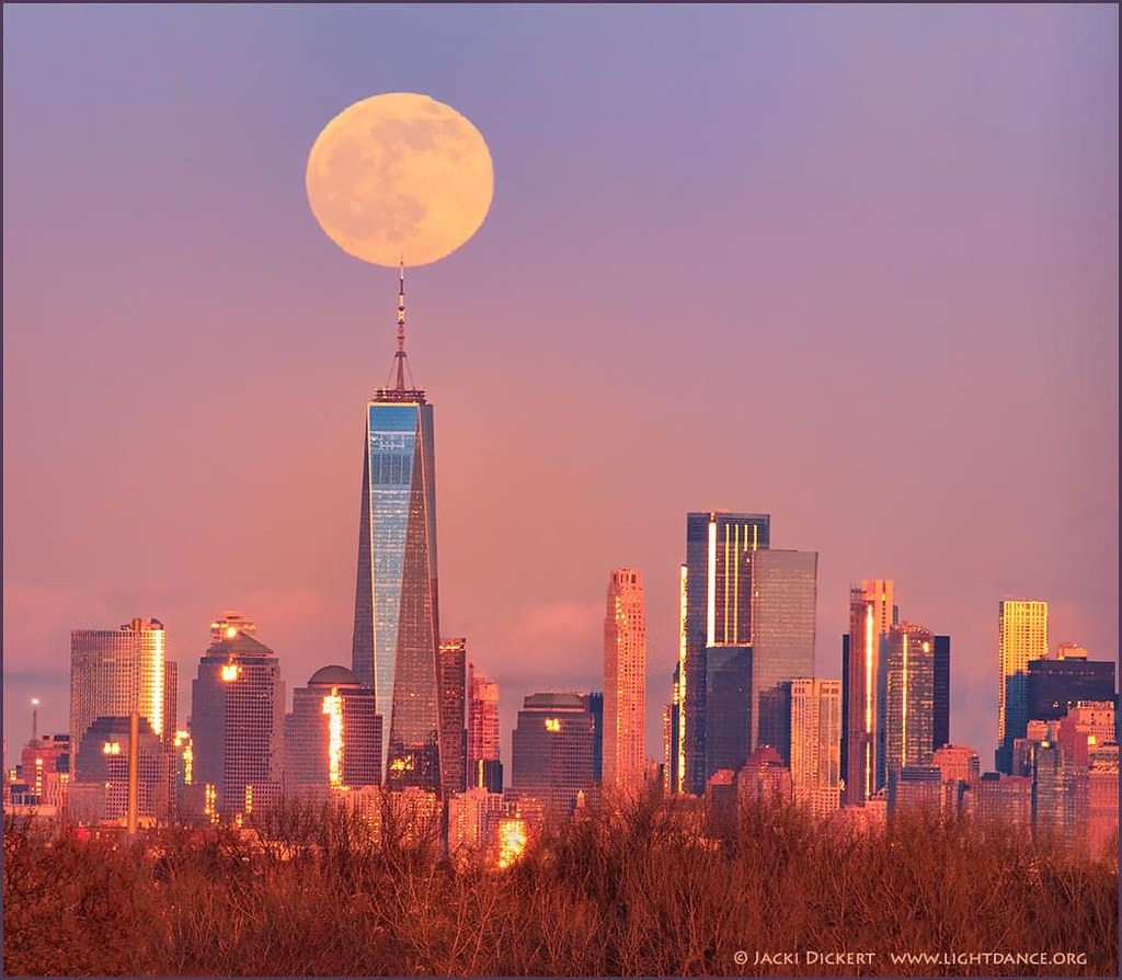 Imagen de la Luna y el One World Trade Center, Nueva York