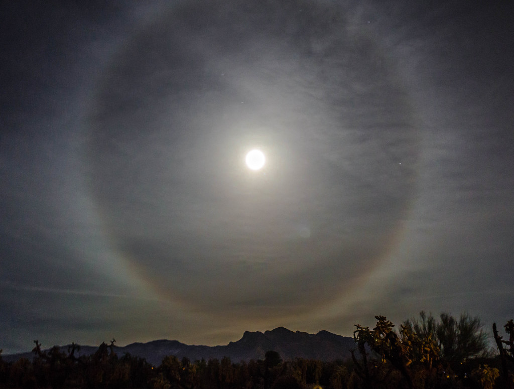 Imagen de un halo lunar tomada desde Tucson, Arizona