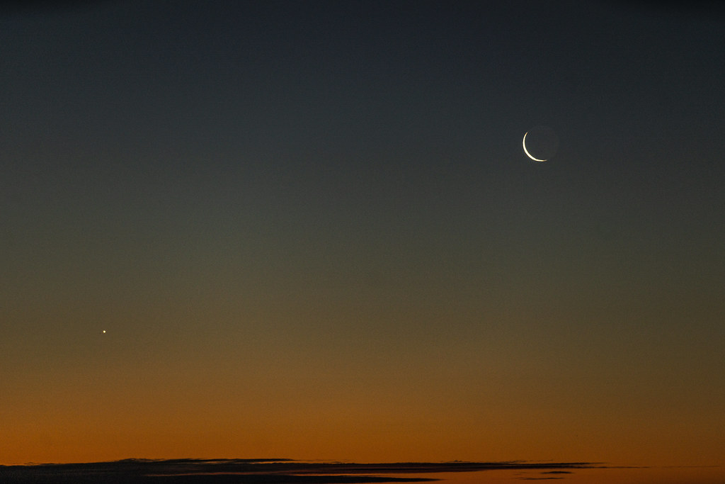 La conjunción de la Luna y Venus tomada desde Quinto al Mare, Italia
