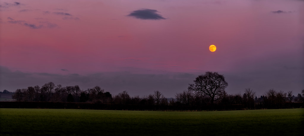 La Luna captada al atardecer en Marton, Inglaterra