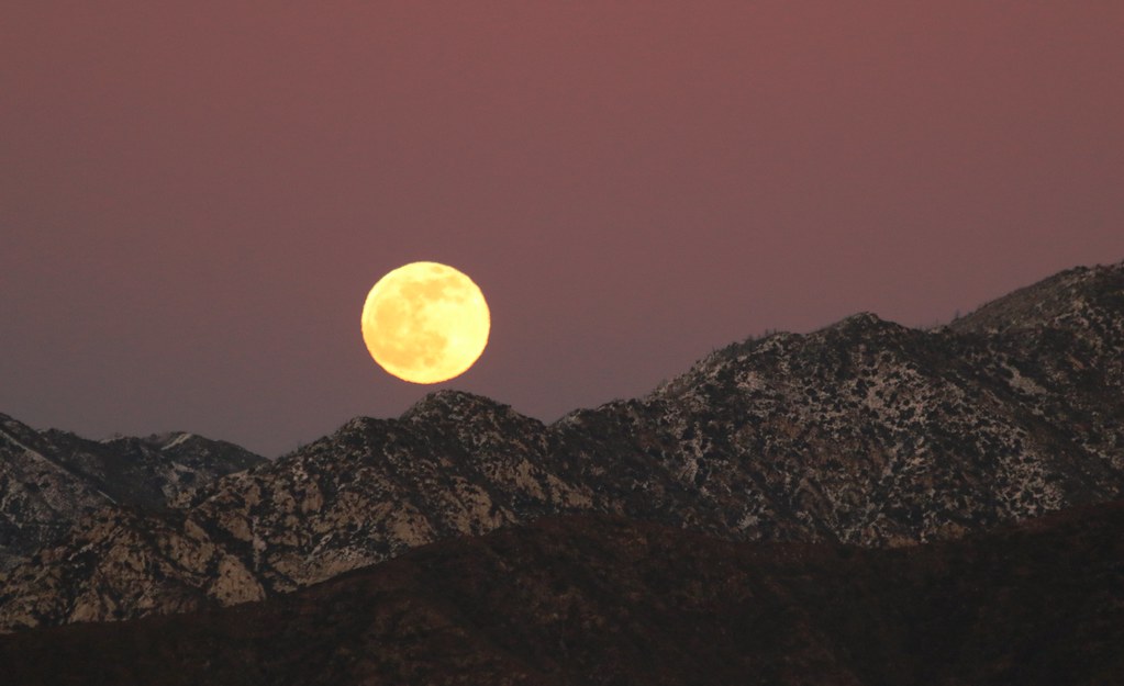 La Luna captada sobre la Sierra de San Gabriel, California