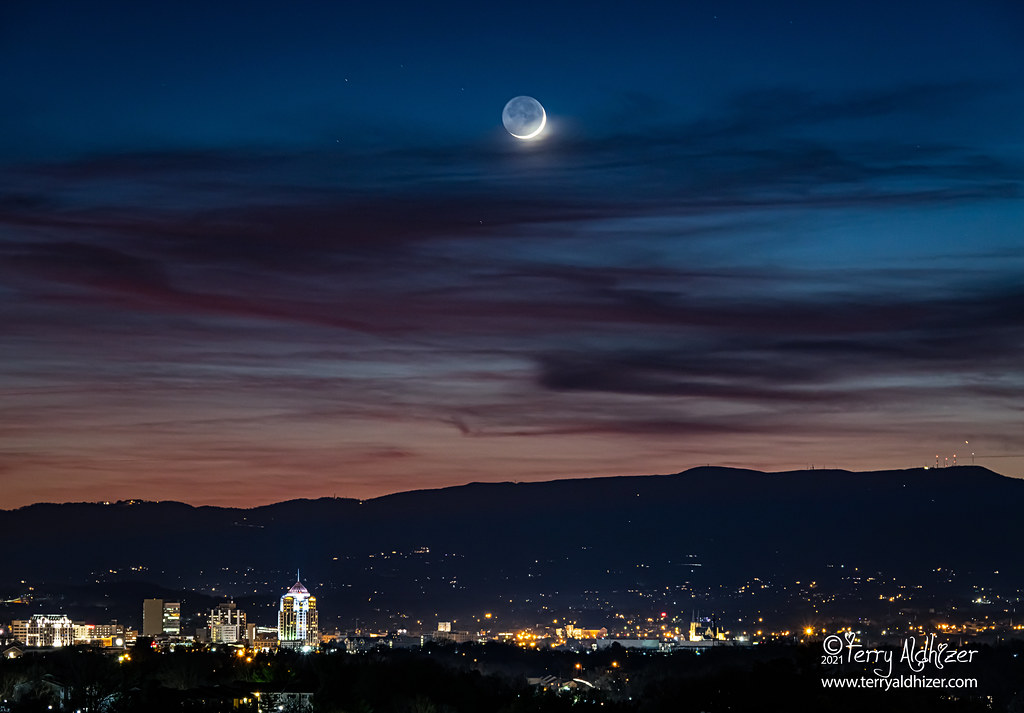 La Luna creciente captada desde Virginia, Estados Unidos