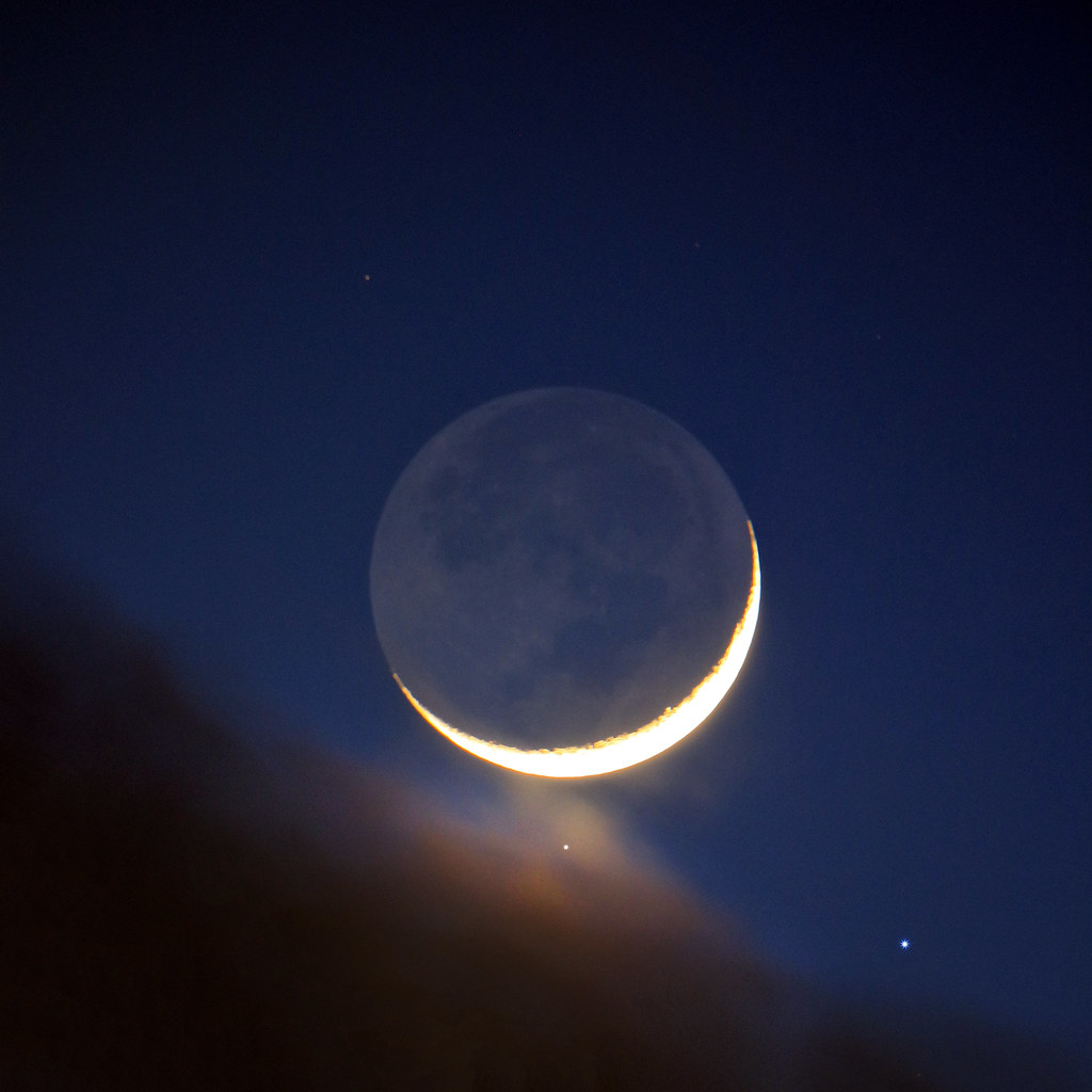 La Luna creciente fotografiada desde Padua, Italia