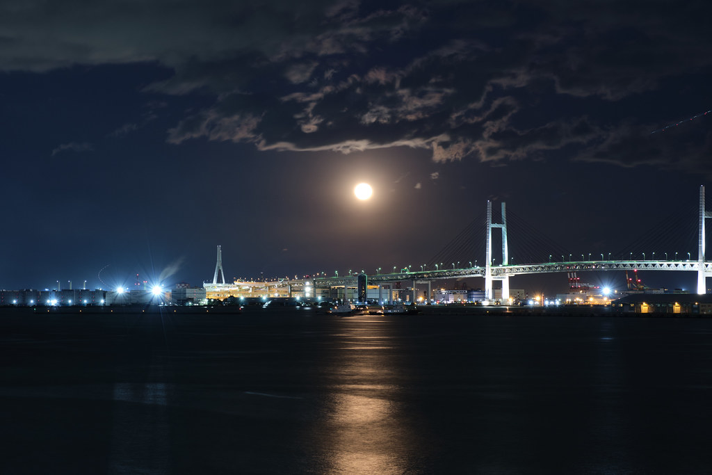 La Luna fotografiada desde Yokohama, Japón