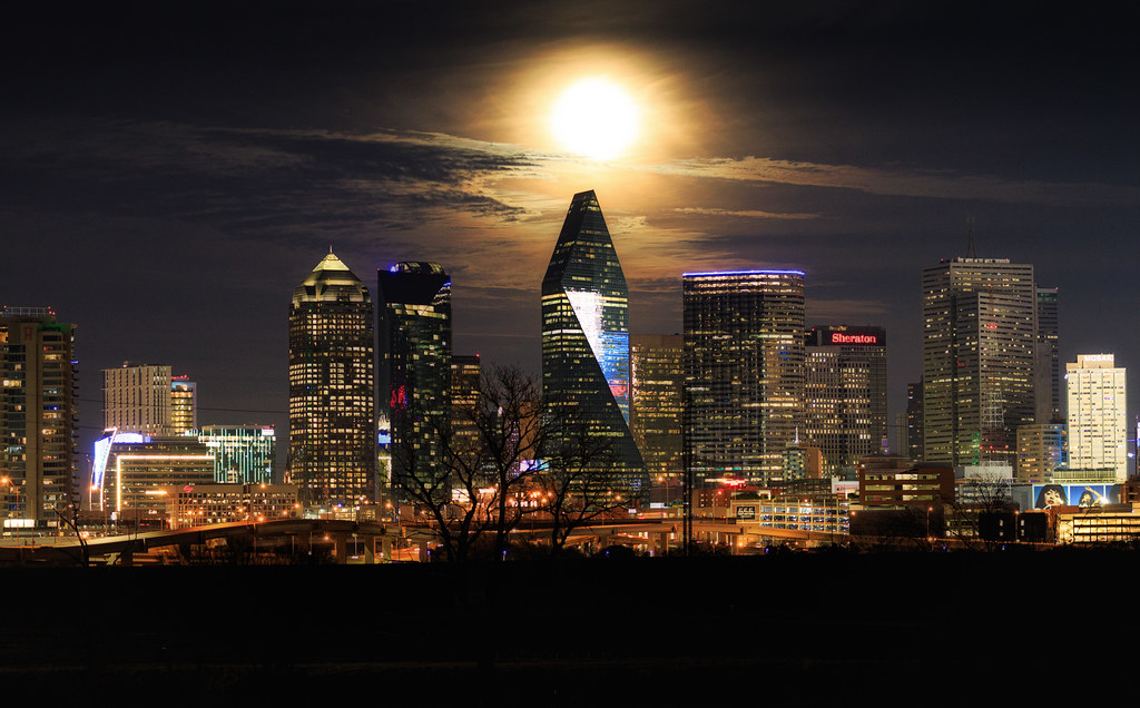La Luna llena fotografiada sobre Dallas, Texas