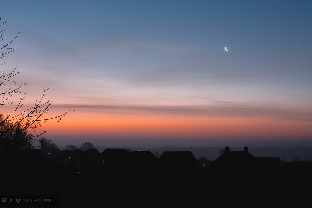 La Luna menguante captada al amanecer en Somerset, Inglaterra