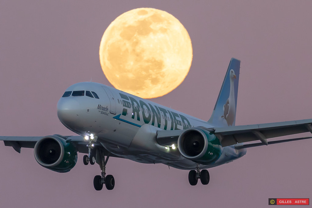 La Luna y un avión fotografiados desde Las Vegas, Nevada