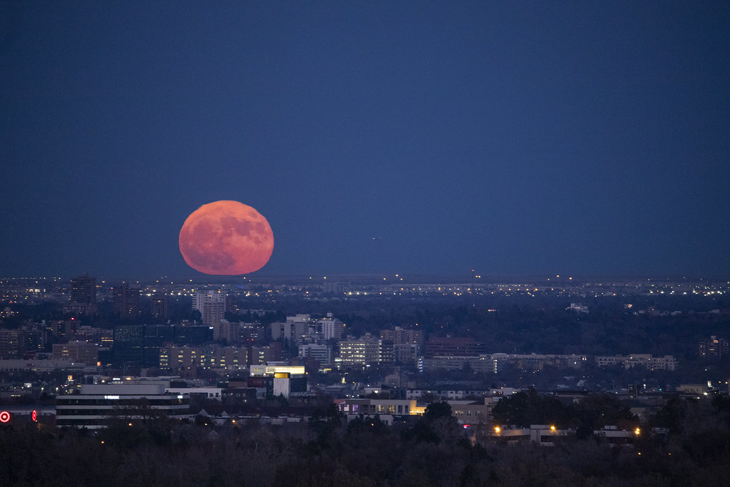 La salida de la Luna fotografiada desde Denver, Colorado