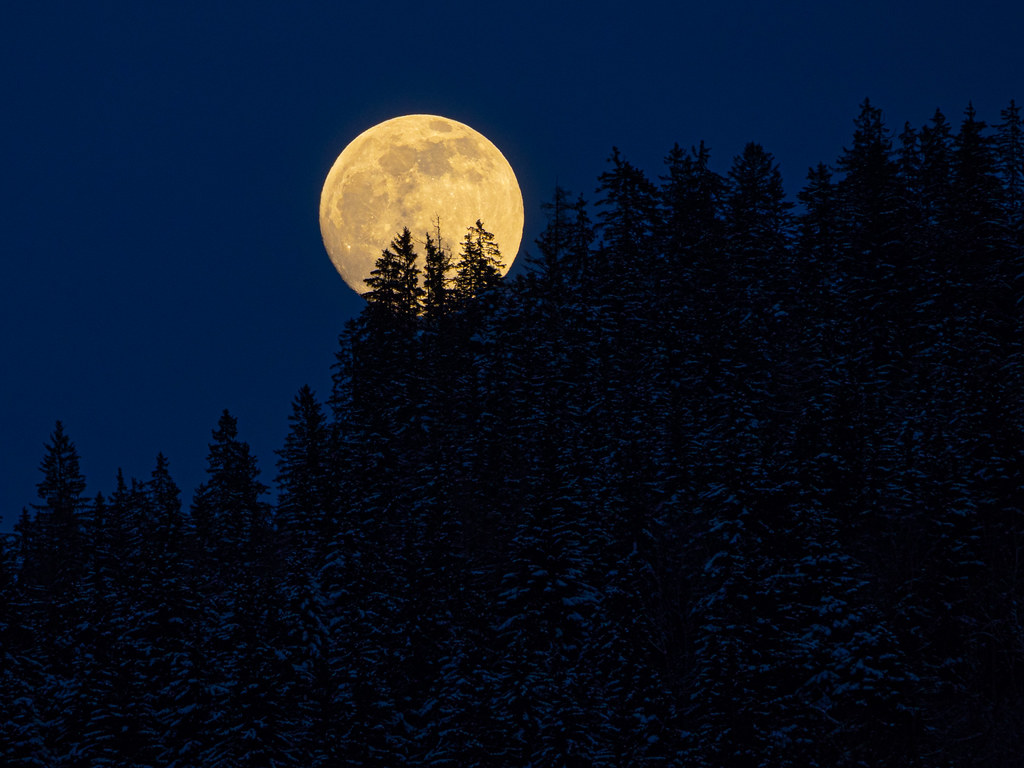 La salida de la Luna fotografiada desde Leoben, Austria