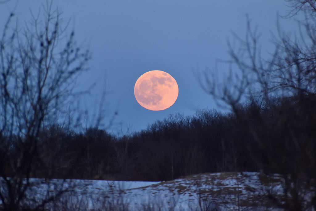 La salida de la Luna fotografiada desde Ontario, Canadá