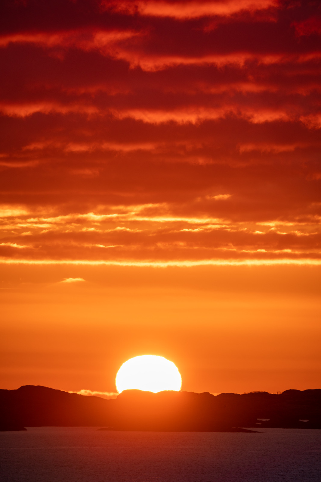 La salida del Sol fotografiada desde la isla de Eigerøya, Noruega